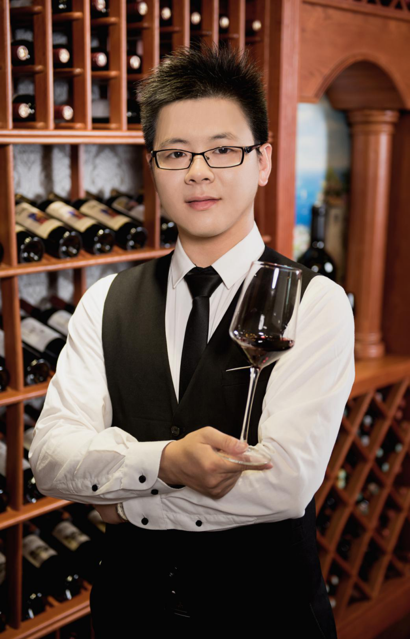 藍菲酒業首席品酒師、培訓師劉俊雄